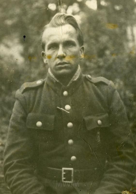 KKE 2281.jpg - Fot. Portret. Witold Kołakowski – tata Janusza Kołakowskiego w mundurze, lata 40-te XX wieku.